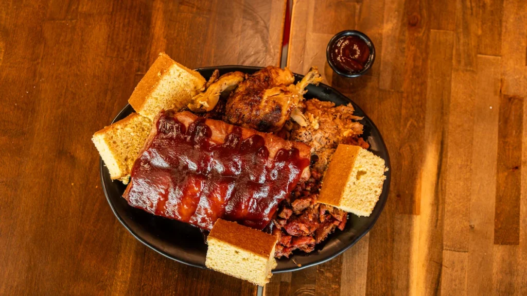 Pulled brisket, pulled pork, pork ribs, and half chicken, slow-cooked and full of flavor. Served with four warm cornbreads. Perfect for sharing.
